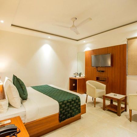 Hotel Arch Suites - Near Aerocity Új-Delhi Kültér fotó