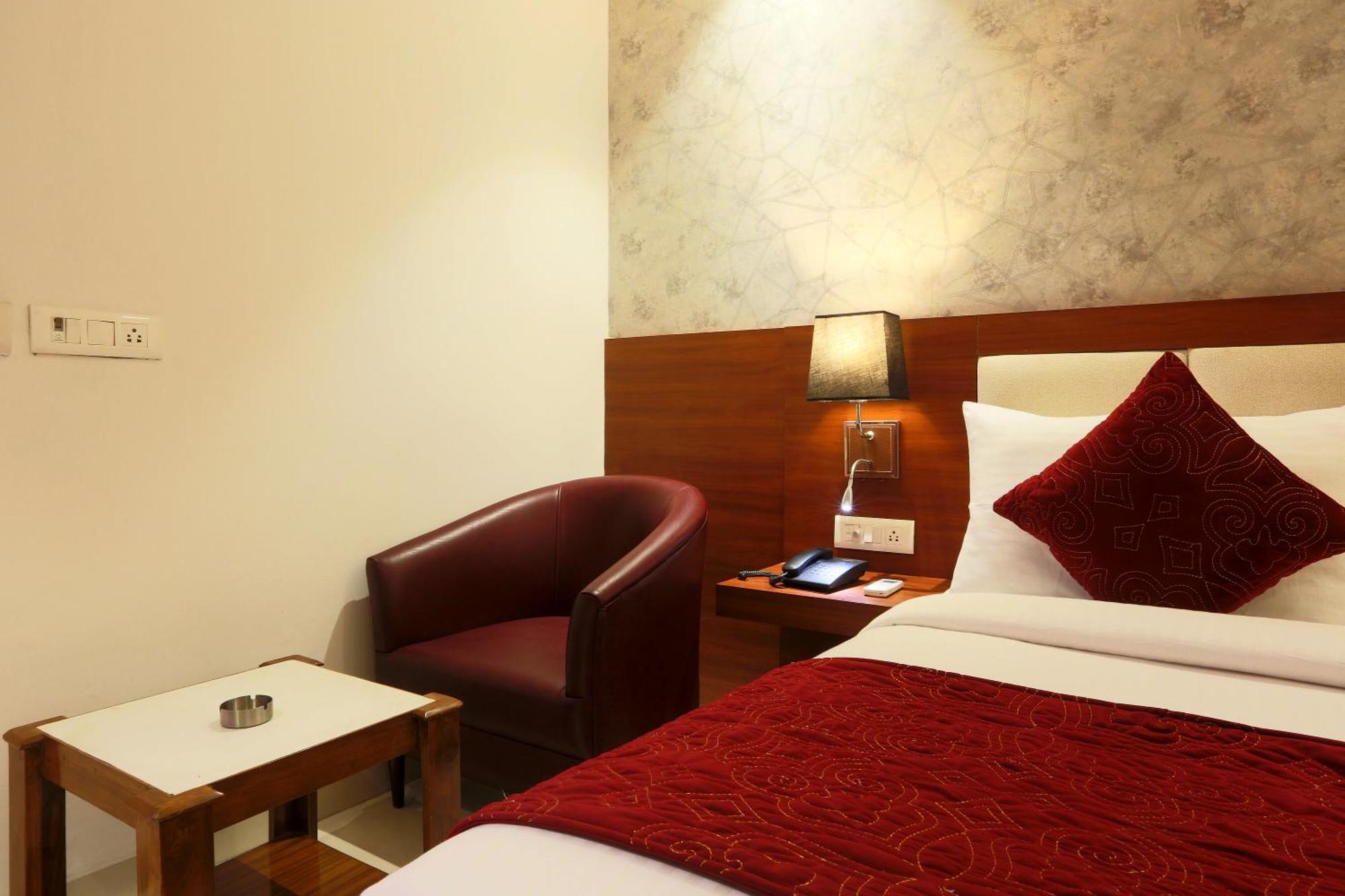 Hotel Arch Suites - Near Aerocity Új-Delhi Kültér fotó