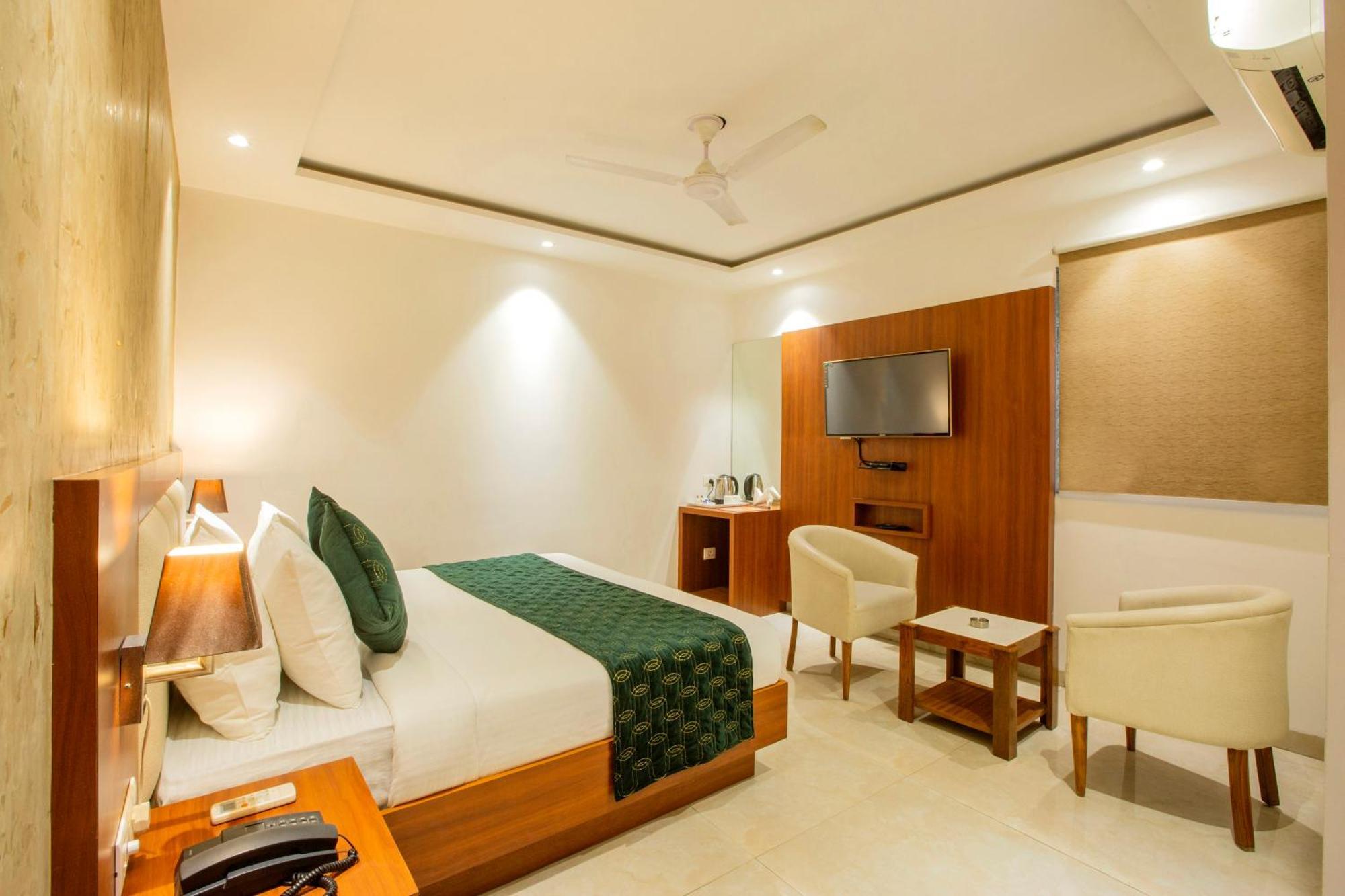 Hotel Arch Suites - Near Aerocity Új-Delhi Kültér fotó