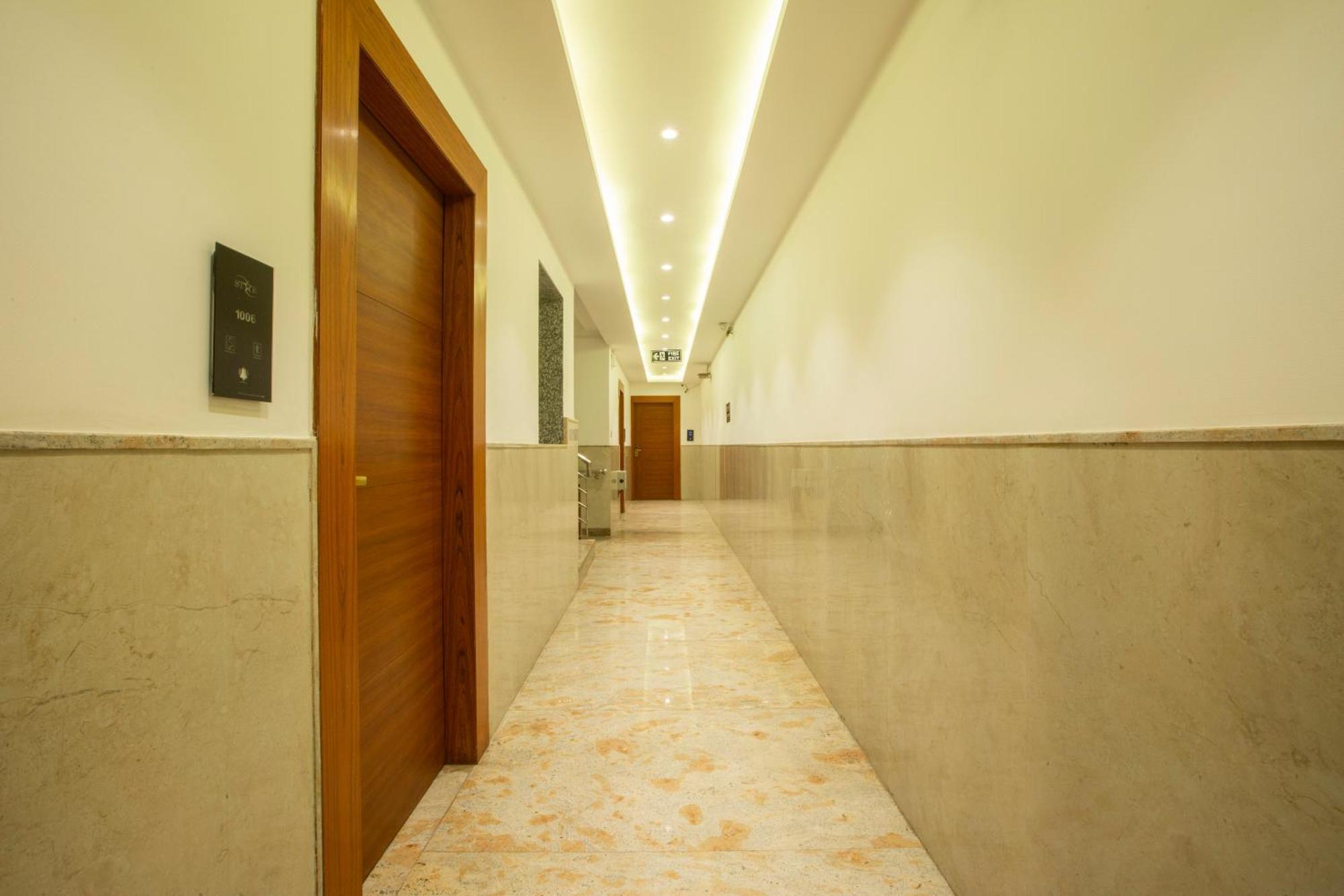 Hotel Arch Suites - Near Aerocity Új-Delhi Kültér fotó