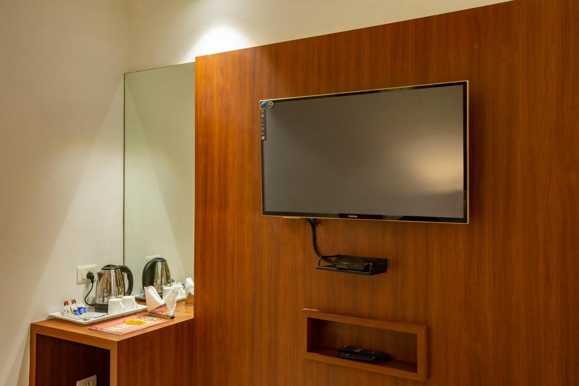 Hotel Arch Suites - Near Aerocity Új-Delhi Kültér fotó