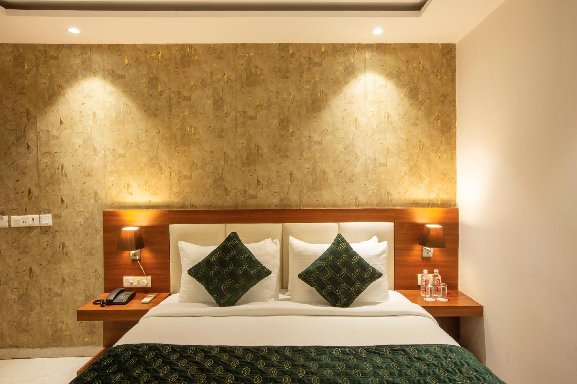Hotel Arch Suites - Near Aerocity Új-Delhi Kültér fotó