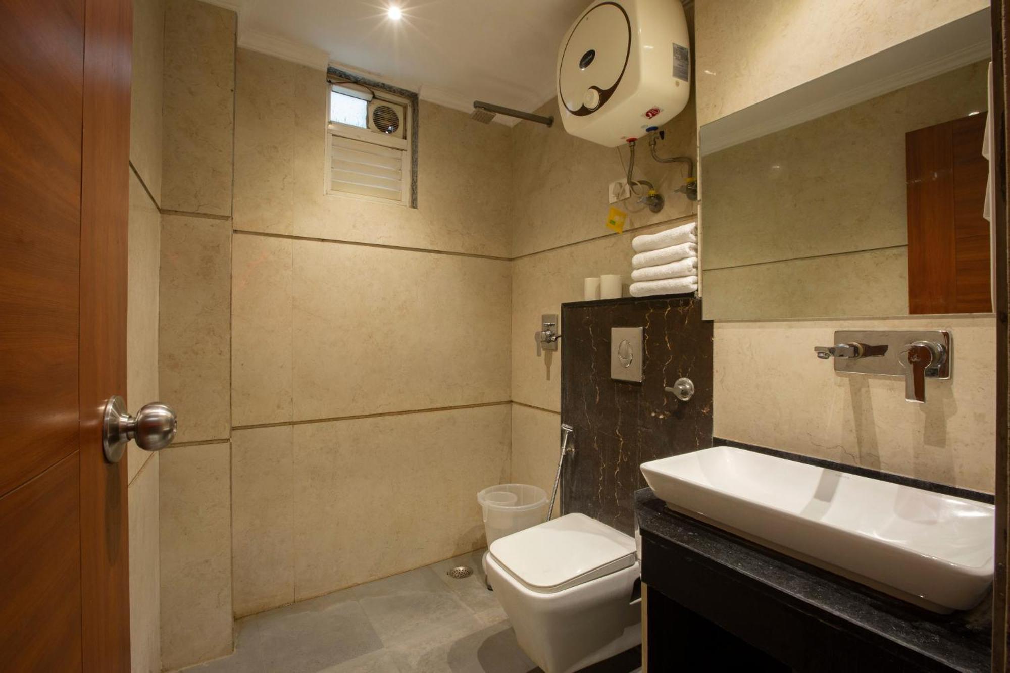 Hotel Arch Suites - Near Aerocity Új-Delhi Kültér fotó